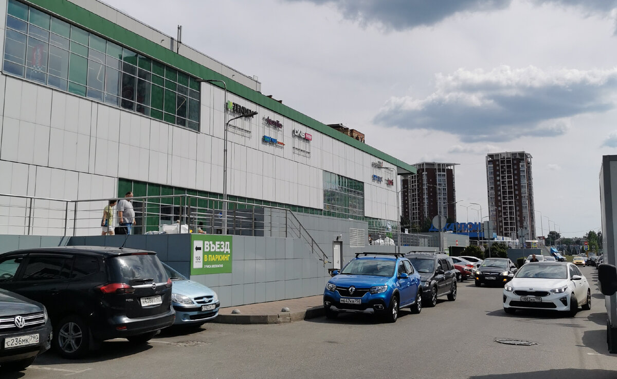 Вот здесь можно поставить машину или заехать на такси