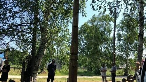     Столб тура установили в селе Калиновка Ульчского района. Изготовил его один из лучших резчиков по дереву в регионе. Традицию «столбить» родную землю малочисленный народ восстановил в 2016 году
