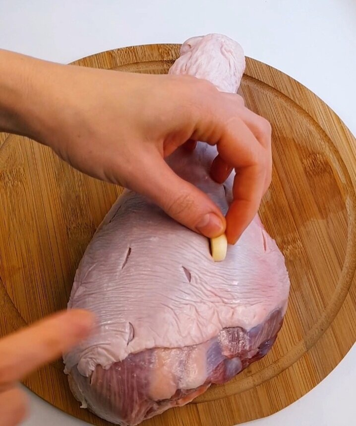 В каЖдый надрез вставляем кусочек чеснока (для любителей моркови ее тоже можно добавить)хорошо посолим и добавим перец