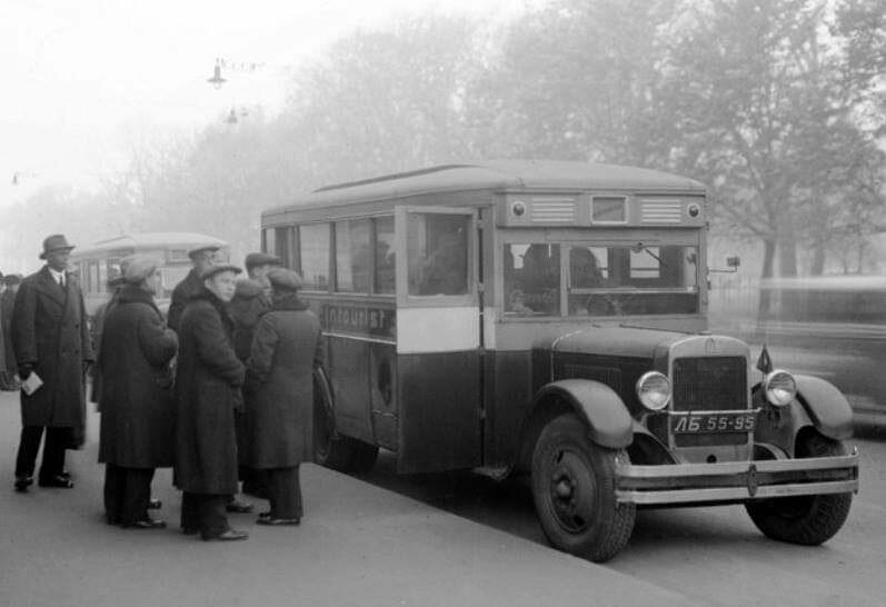 Пятьдесят первый автобус. ЗИС-16сф. Автобус СССР 1930х. Советский автобус ЗИС 8. ЗИС 116 автобус.