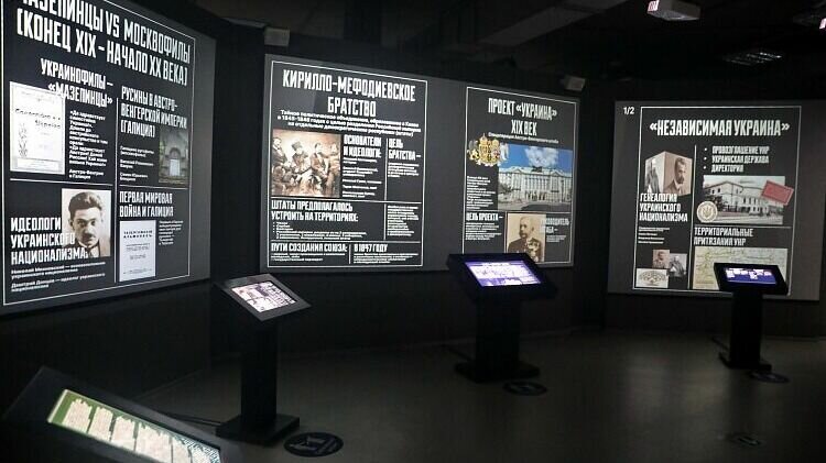     Уникальные архивные документы увидят посетители мультимедийной выставки «Украина. На переломах эпох» (12+), которая открылась во Владивостоке. Располагается она в мультимедийном парке «Россия. Моя история».