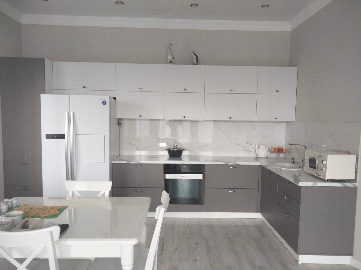 Моя кухня, верхние шкафы без табуретки не могу закрыть, материал фасадов ужасный, ничем не отмыть, верхних шкафов не хватает, как раз на угол поворота. Сушка не над раковиной, а сбоку, что тоже не удобно. И если бы я придумывала бы кухню сама, то холодильник бы сделала встроенным, так как это кухня-гостинная