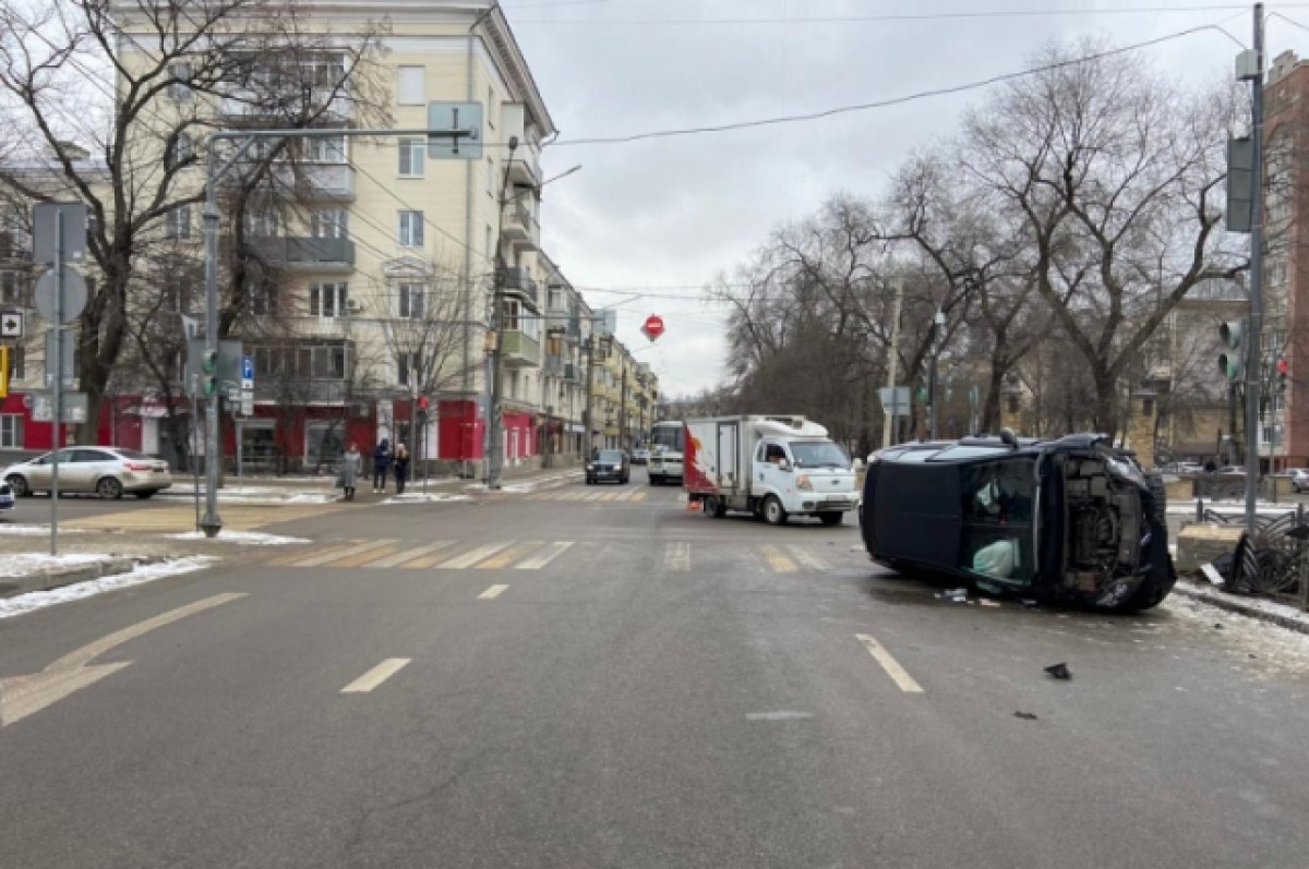    В центре Воронежа Ford перевернулся после столкновения с Kia