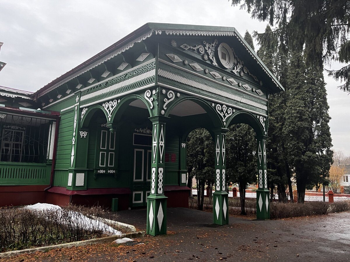 Задний вход в усадьбу. Сейчас здесь расположен музей.