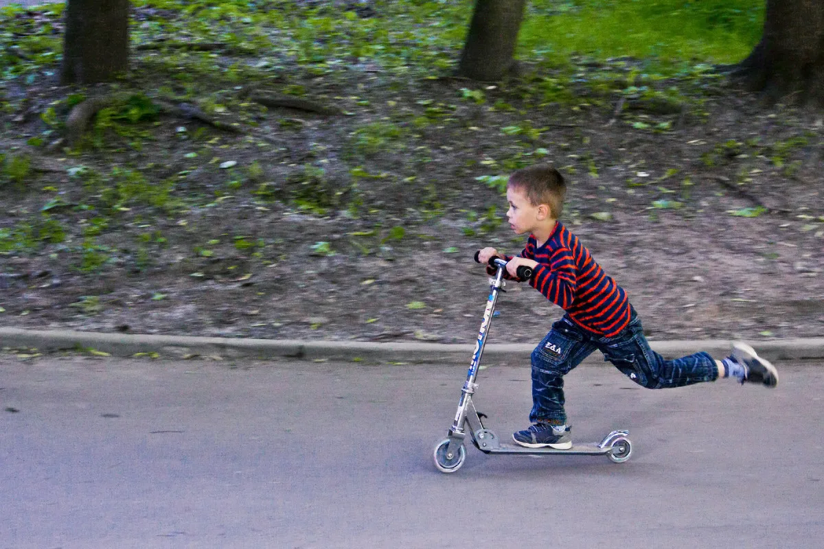 Мальчик на самокате