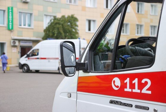    Машины скорой помощи возле приемного отделения больницы Сергиев Посада