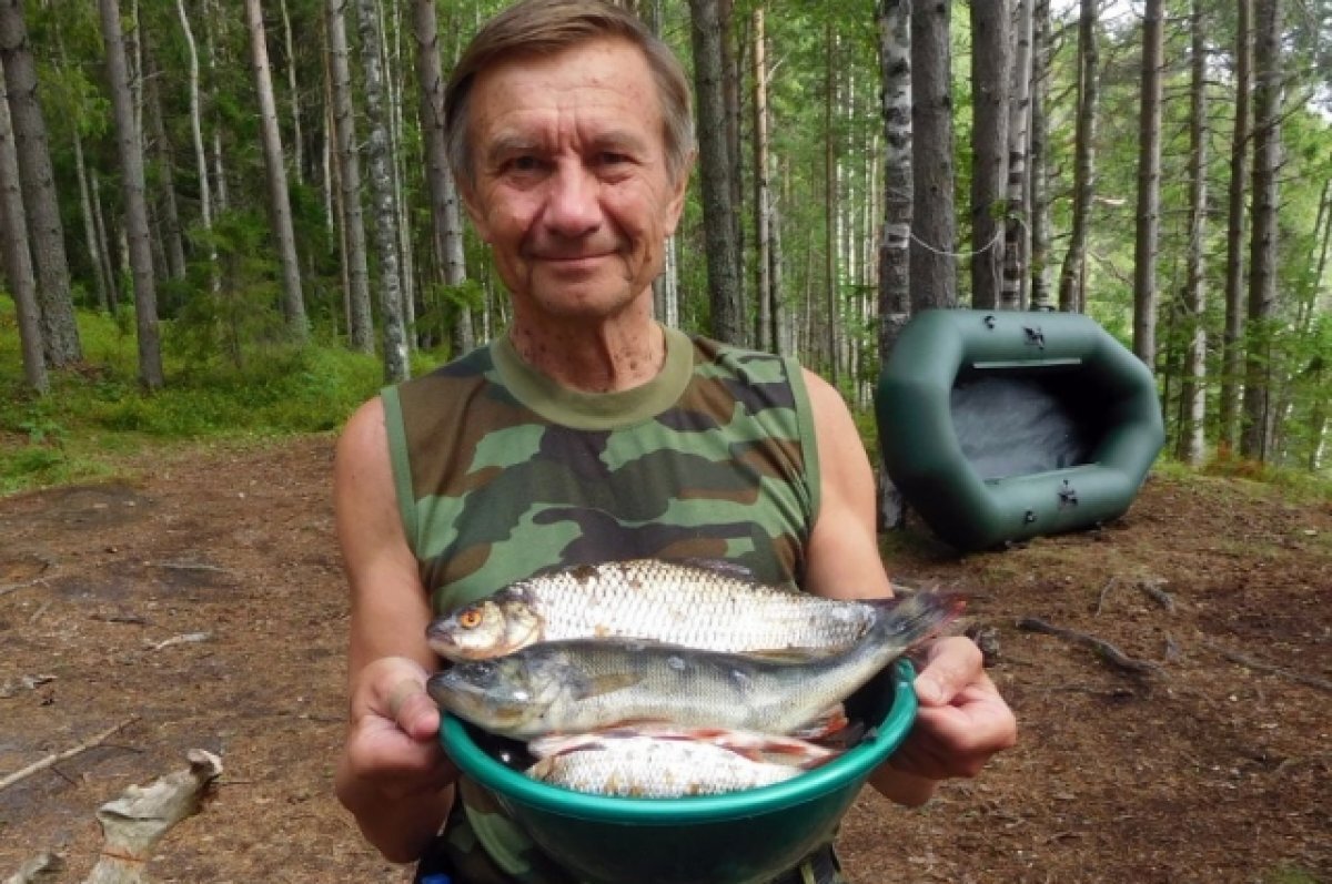    Ихтиолог Геннадий Дворянкин демонстрирует крупные экземпляры соловецкой плотвы и окуня.
