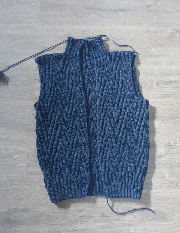 Мужской жилет с высоким воротником    Что придумала - то связала