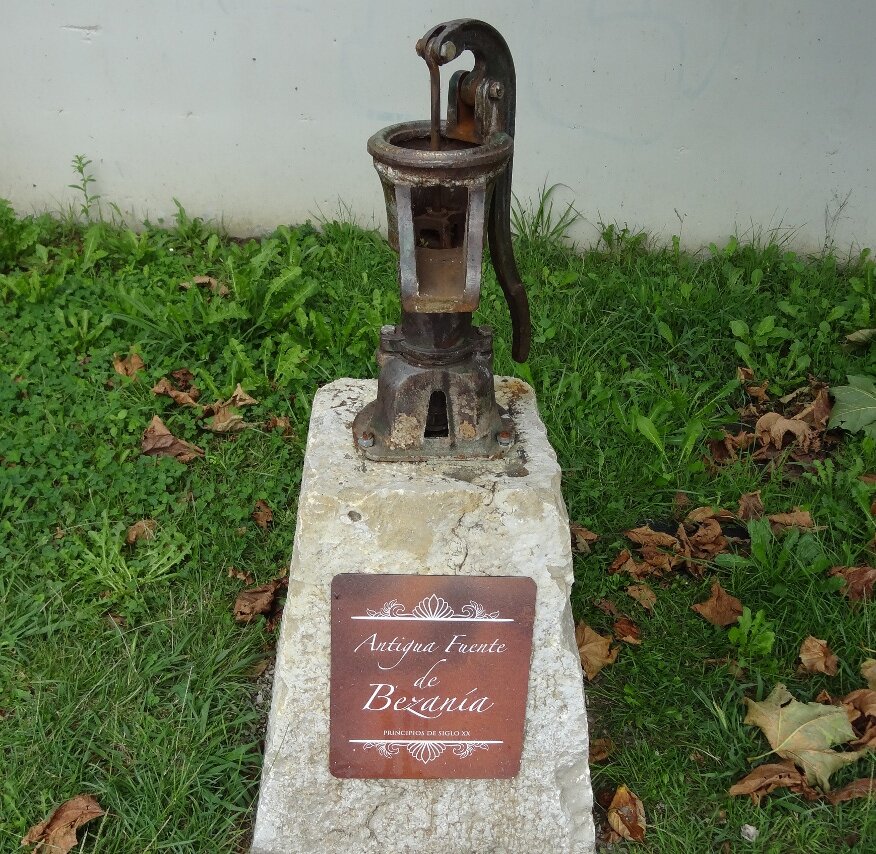 Старинный источник, стоящий как памятник (рядом современный фуенте)