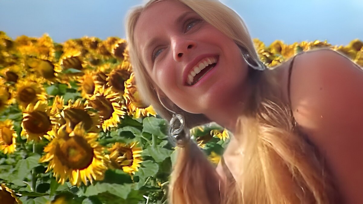    Кадр из клипа Enjoykin — Семечки