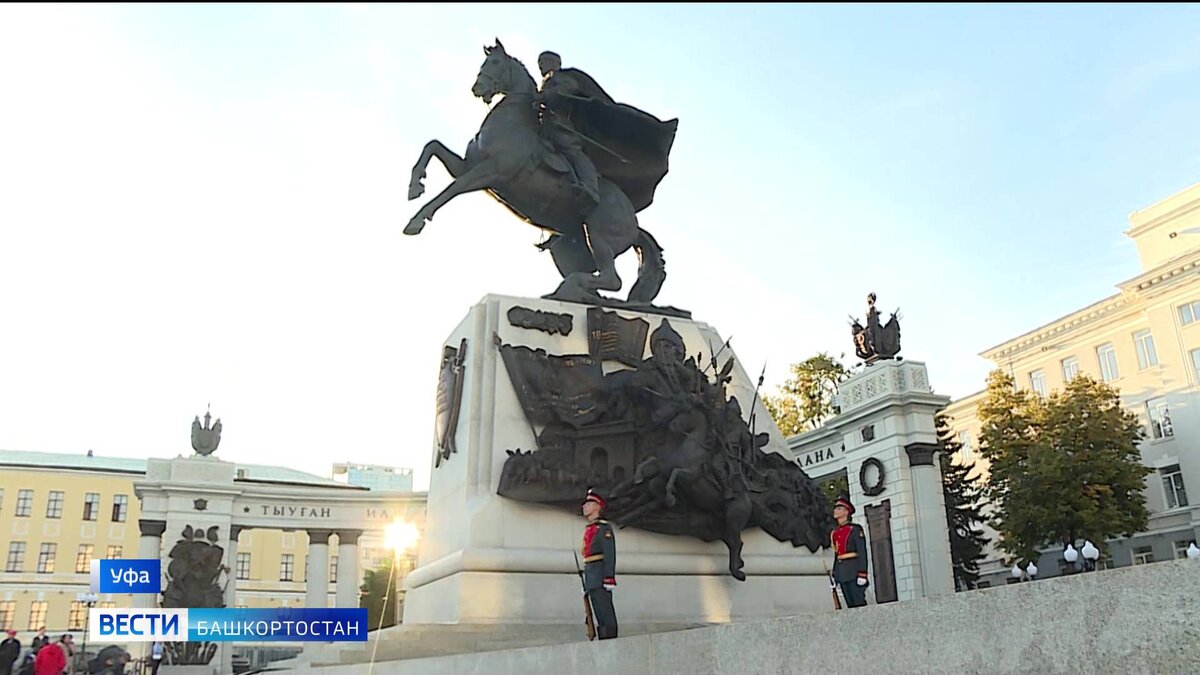    Около памятника генералу Минигали Шаймуратову в Уфе выставили почетный караул