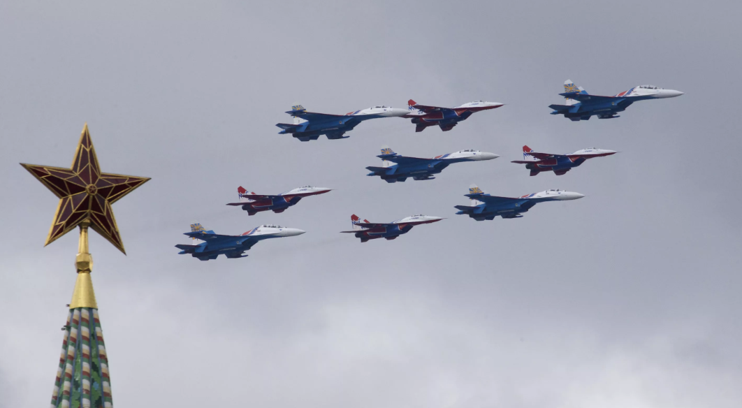 Флаг над москвой. Самолеты на параде. Парад Победы самолеты. Военные самолеты на параде. Самолет над Москвой.