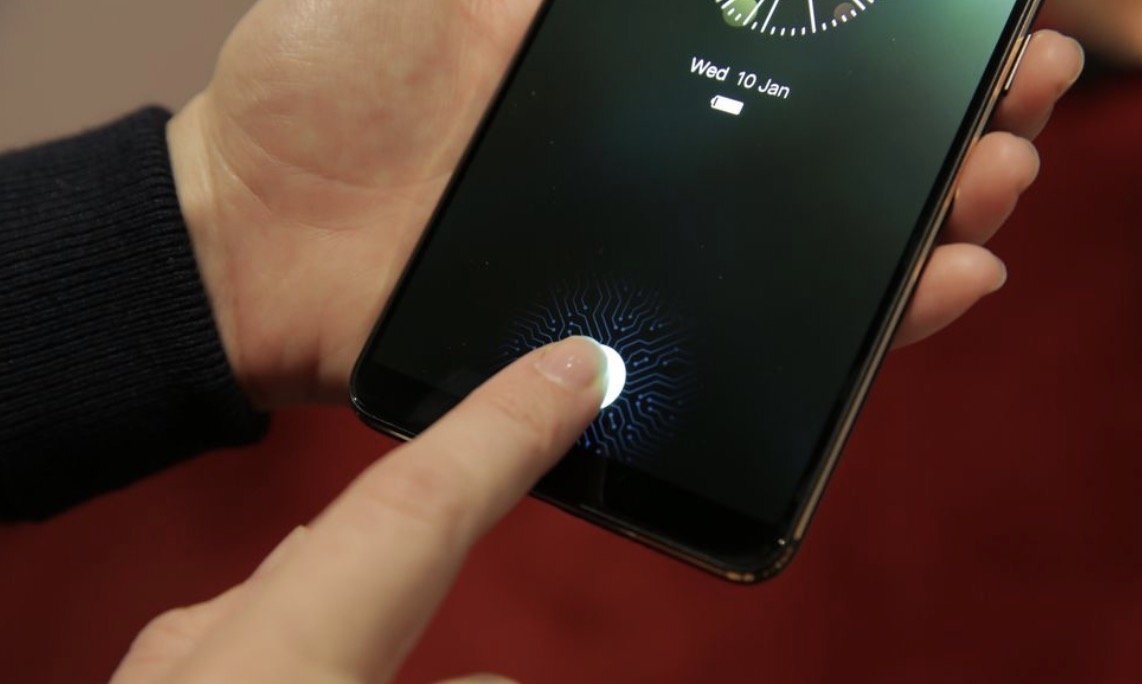 Недавно на Reddit появился пост, в котором пользователь рассказал, как можно обмануть сканер отпечатка нового флагманского смартфона компании Samsung.