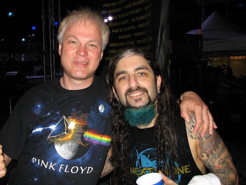 Все видеозаписи  и фото размещенные в этой статье сделаны Сергеем Исаковым (СКИТ Гатчина) / на данном фото Сергей с одним из организаторов круиза легендарным Майком Портным (dream theater и куча всяких проектов)