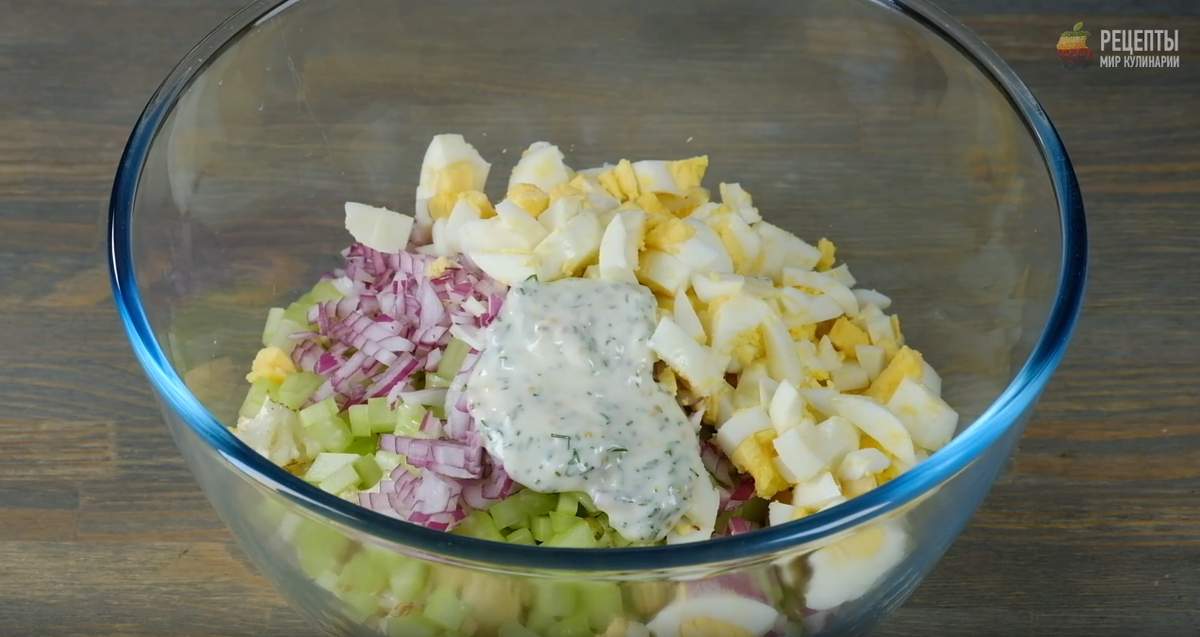 Салат из свежей цветной капусты с яйцом и сыром