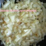 1. Говядину отварить так, как указано тут. Вынуть мясо из бульона.
2. Лук мелко порезать.
3. Выложить лук в разогретое масло на сковороду и жарить в течение пяти минут.
4. Рис промыть под струей проточной воды. В кипящий на маленьком огне бульон (на это количество ингредиентов бульона должно быть около полутора литров) положить рис и варить его до полуготовности, постоянно помешивая.