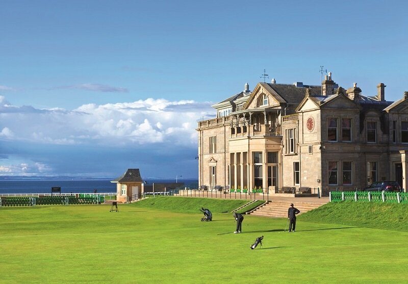 Шотландский городок Сент-Эндрюс, где находится старейшее в мире поле ROYAL & ANCIENT GOLF CLUB, считается гольфовой Меккой. 29 раз здесь проводился THE BRITISH OPEN – Открытый чемпионат Британии, один из четырех турниров «Большого шлема». ФОТО: ROBERTHARDING / ALAMY/ТАСС 