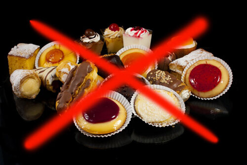 Самое  важное для молодой мамы правильно питаться. Иначе есть риск потерять  грудное молоко. В вашем рационе должны присутствовать белки, жиры и углеводы  в соотношении 1:1:4. Молодой маме придется отказаться от белого хлеба,  выпечки и кондитерских изделий. Это полезно и для выработки молока и для  фигуры. Также под запретом находятся сахар и другие сладости, сало,  сливочное масло, жирное мясо, рыба, птица. Нельзя есть жареное и  копченое. Временно придется наложить «вето» на колбасу, сосиски,  окорока.