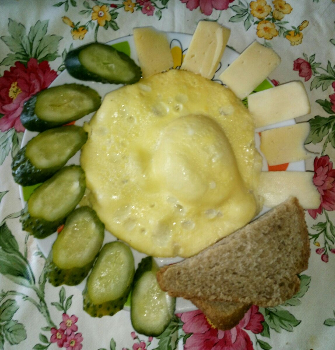 Вкусный,белковый завтрак из яичницы+сыр+хлеб+огурчик!)