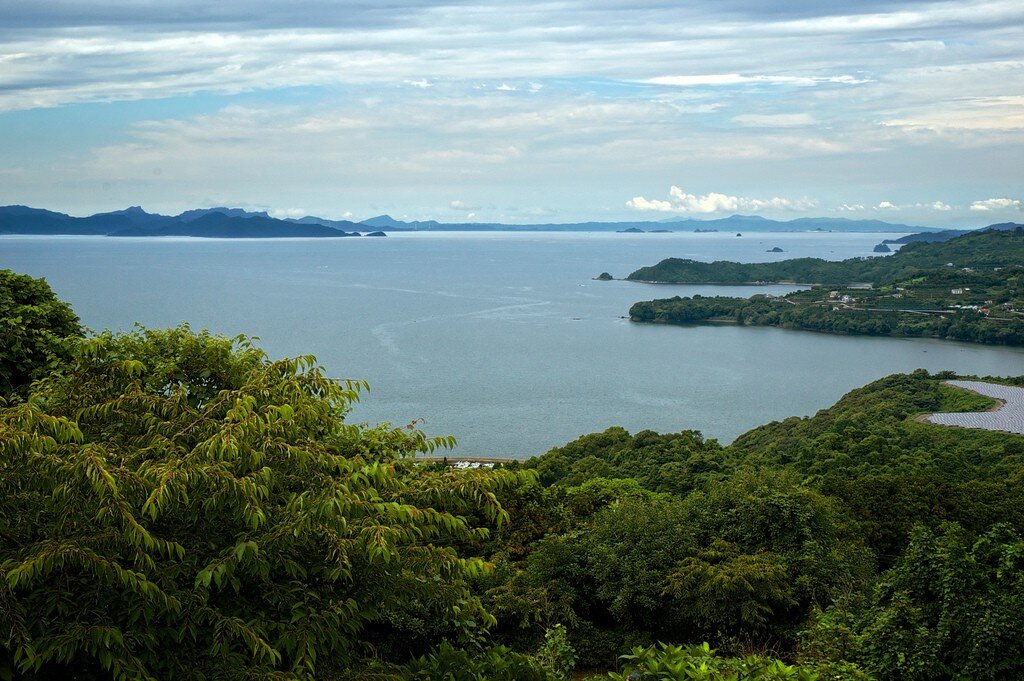 Страна развитых технологий, добрых и гостеприимных людей с каждым годом встречаются все больше и больше с гражданами России на своей территории. Япония гордится своим тяготением к чистоте и трудолюбием граждан. Каждый из Россиян знает, что эта страна наполнена качествами нужными для комфортного развития индивидуальной личности, и сотнями достопримечательностями. Чтобы понять, как легче посетить страну восходящего солнца, нужно знать какую визу стоит выбрать для удобного посещения страны. 	Существует всего три общих класса японских виз: рабочая виза, неработающая виза и семейная виза.
	Следует подробно разобрать каждый класс, чтобы при появлении идеи отправится в Японию без лишних проблем.
