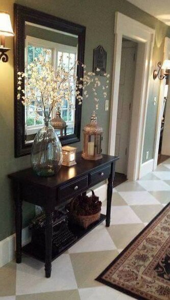 Вход в дом - это пространство, которое часто используется не полностью и при правильном использовании может быть отличным ресурсом.