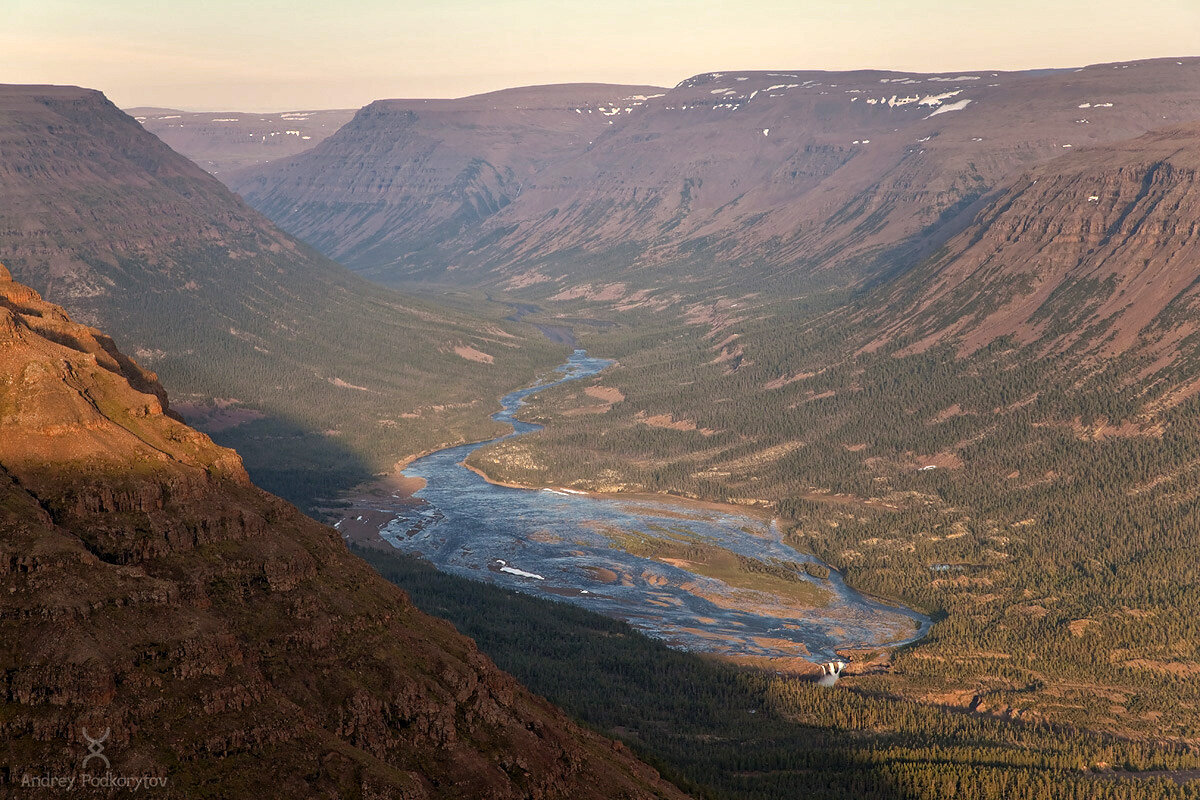 Еще один вид сверху — внизу разлив реки Иркингда перед водопадом Китабо-Орон. Фото Андрей Подкорытов
