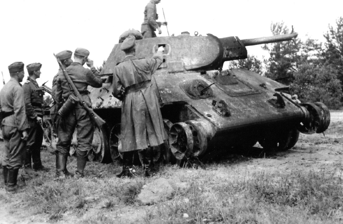 Экипаж танка откуда. Т-34 1941-1945. Танк т 34 ВОВ. Танк т34 экипаж танка. Т34 танк у немцев.