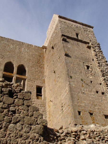 
Донжон и окошечки с бойницами
