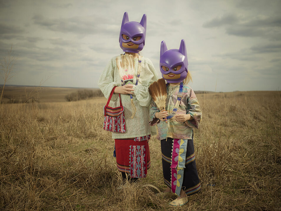 Картинка для привлечения внимания - фотография Ryan RedCorn, которая как бы демонстрирует, что детям алкоголиков чаще всего приходится ходить в масках до конца жизни