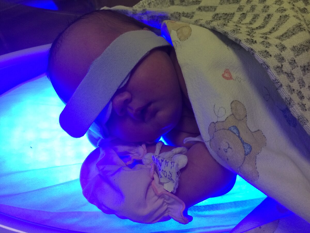 Кто не имеет представления, как выглядит лампа- это гнездышко с ультрафиолетовыми лучами. Но это современная версия.