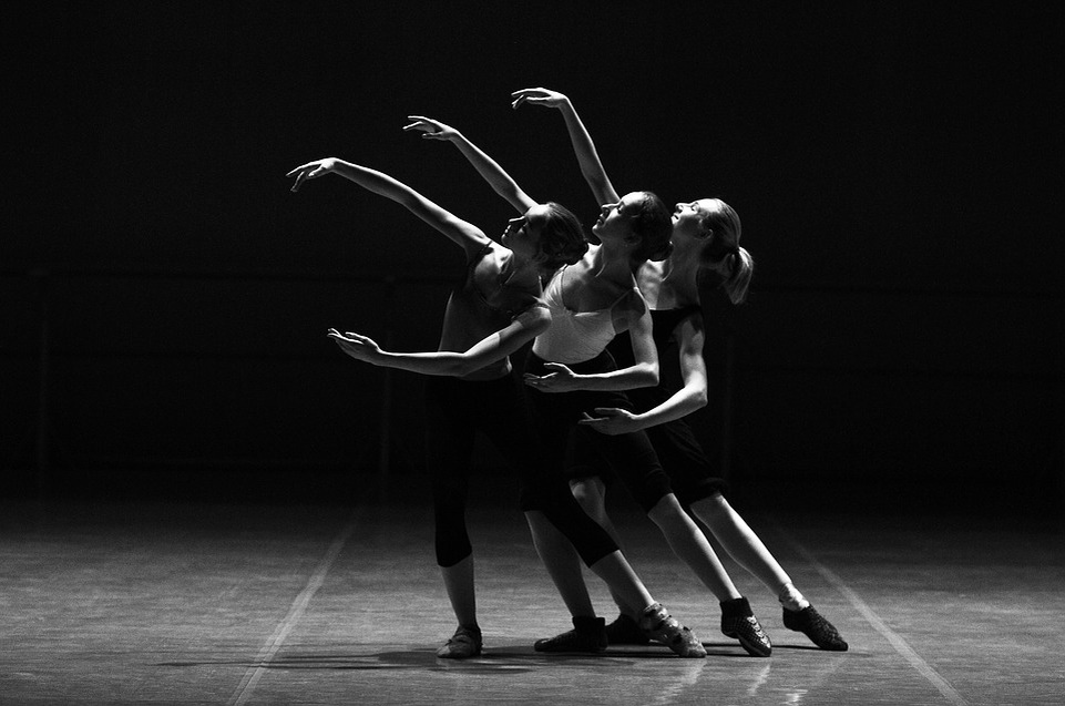 https://cdn.pixabay.com/photo/2016/05/06/17/06/ballet-1376250_960_720.jpg
