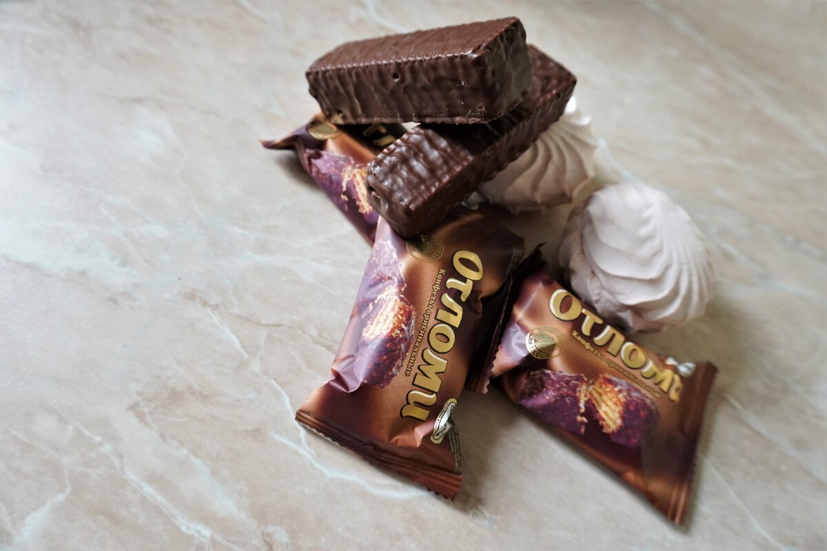 Не нужно совсем отказываться от сладкого! Но соблюдать меру в потреблении простых "углей" жизненно необходимо.