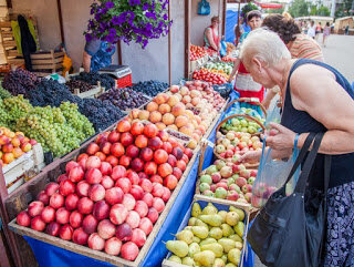 Я лукавлю: есть места торговли, которые я люблю - это ярмарки мастеров и продуктовые рынки. Сюда же относятся садовые центры или рынки. Но там ведь не унылые полки с товарами, а выставки произведений искусства, созданные руками людей или взращенные природой при участии человека.
