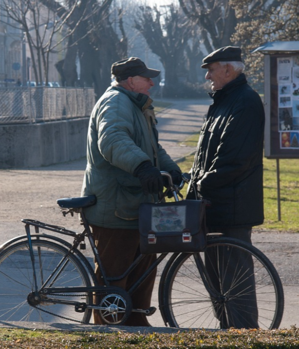 https://cdn.pixabay.com/photo/2015/08/26/11/06/people-talking-908342_960_720.jpg