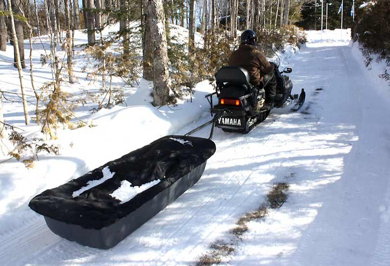 Для буксировки саней волокуш Pelican за снегоходом или квадроциклом производитель рекомендует использовать специальную Y-образную сцепку (дышло). 
