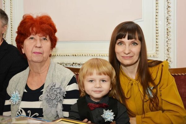 Елисей с мамой и своим педагогом по музыке