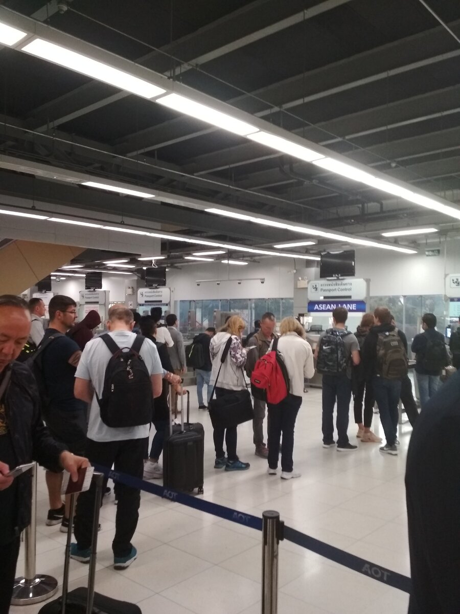 Очередь на паспортный контроль, Суварнабхуми