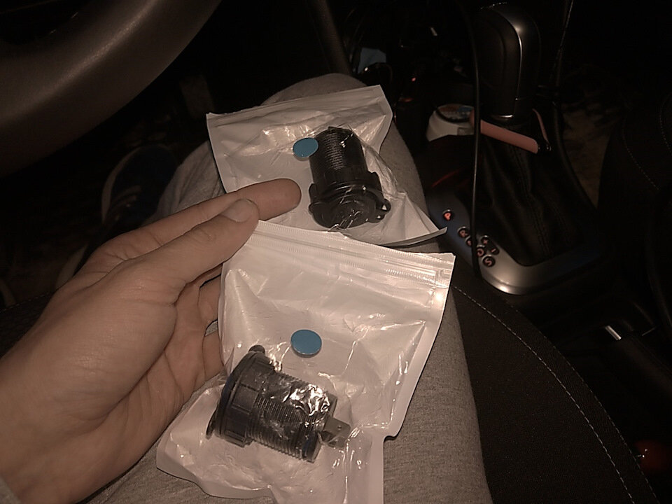 Устройство на два USB выхода (1А + 2,1А) с вольтметром