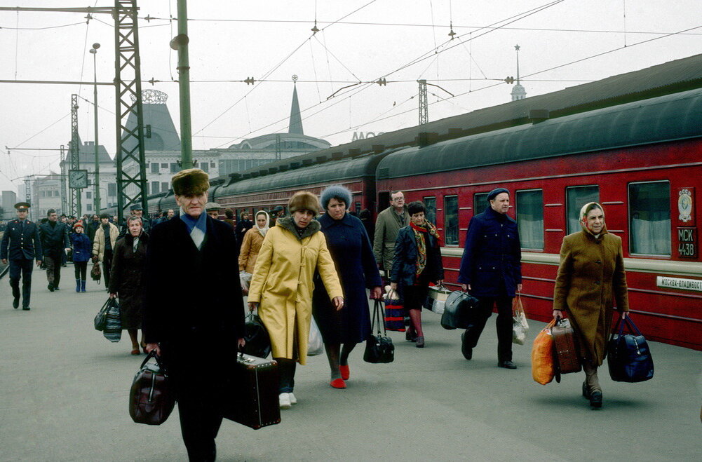 Необычная фотография начала 1980-х годов, сделанная на перроне Ярославского вокзала Москвы, и дискуссия под ней привлекла мое внимание.
