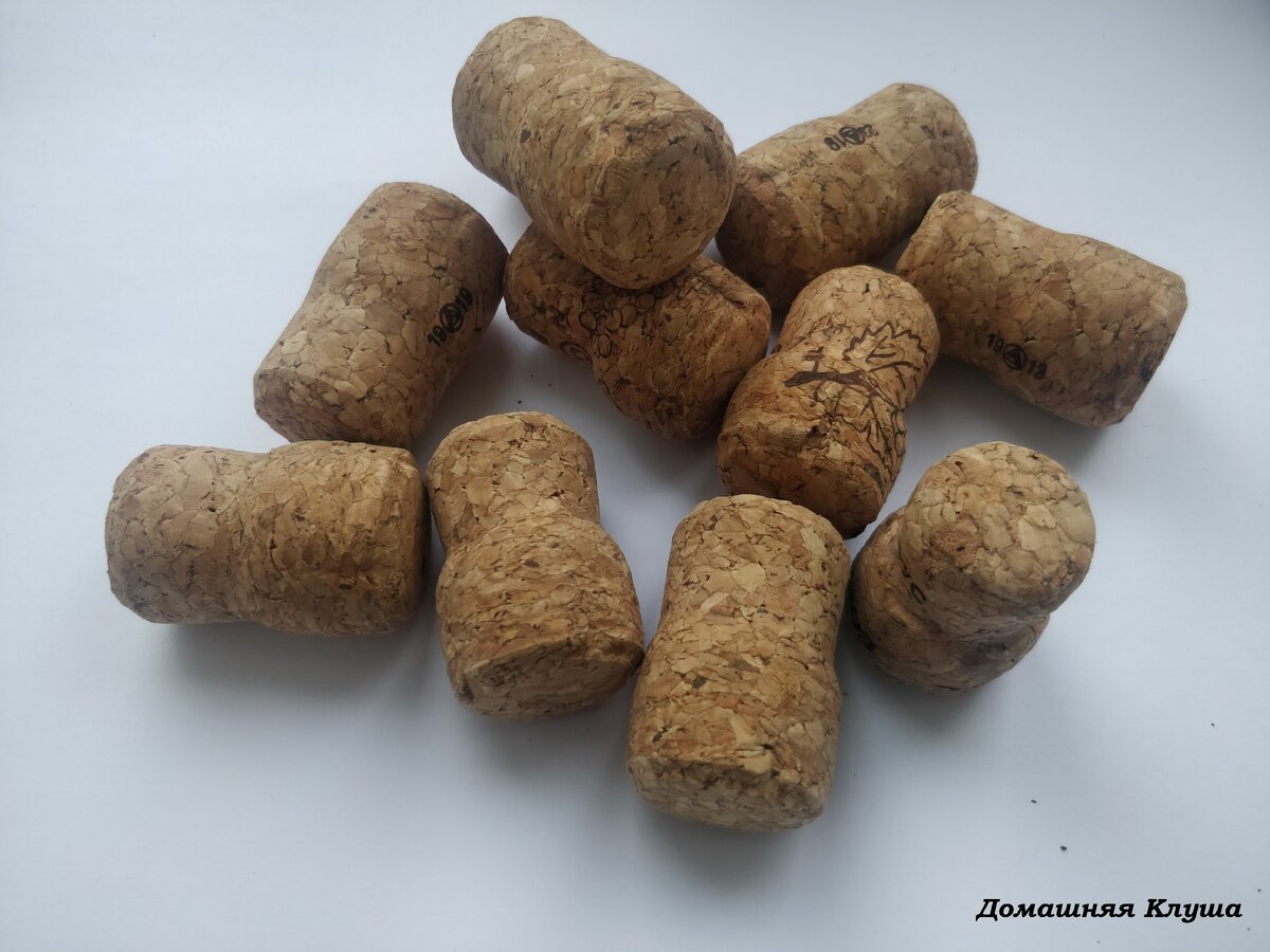 Высыпала пробки из банки