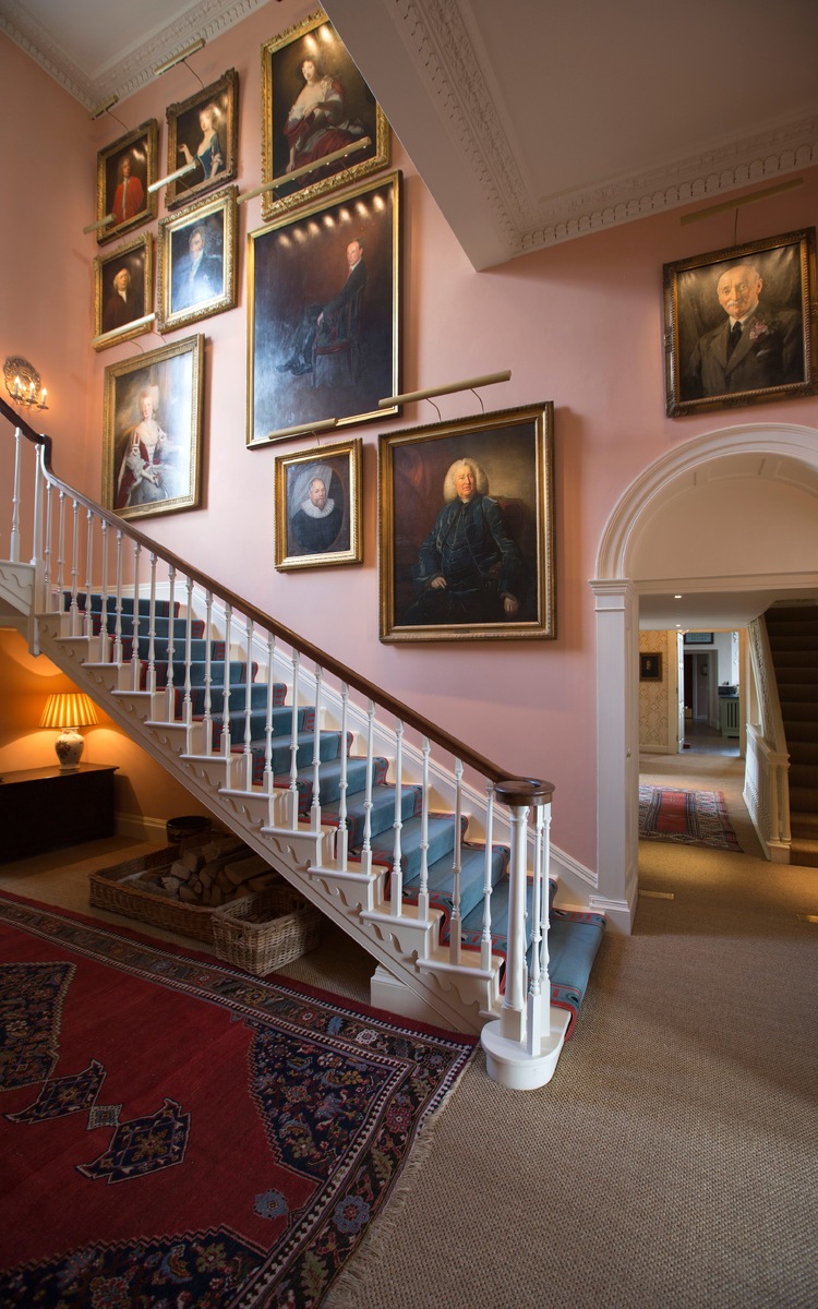 Лестница с портретами семейства Уолопп