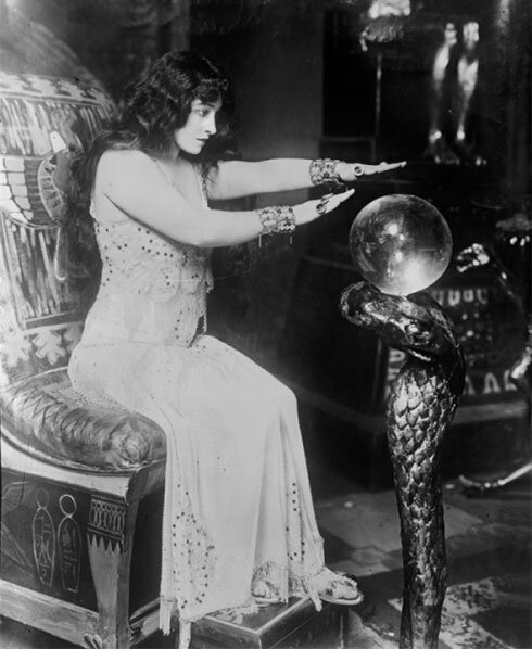 Американская актриса немого кино Полин Фредерик с хрустальным шаром, ок.1910 г.