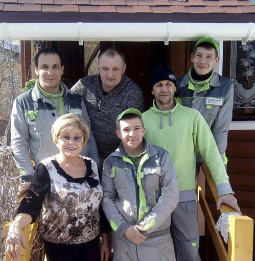 Ведущая Ангелина Вовк с монтажниками Оконного континента, которые остеклили ей веранду  
