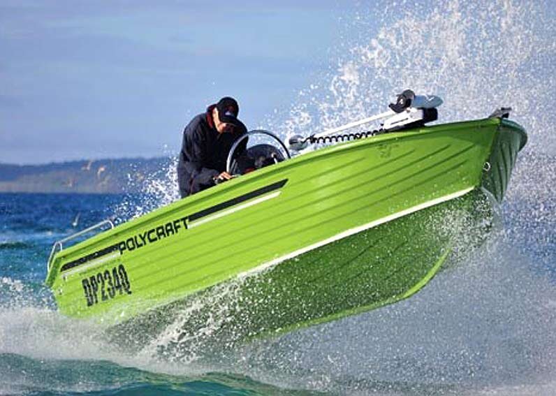 Корпус лодки из полиэтилена Challenger длиной 4,1 м, шириной 1,85 м с бортом 75 см рассчитан на установку мотора до 50 л.с. и оснащён консолью ДУ.