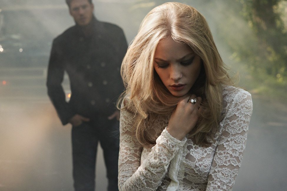 Как и в любом другом вопросе здесь мы имеем два лагеря: парни, которые отлично относятся к чужим детям и для них это не проблема и парни, которые никогда не свяжут свою судьбу с разведенной женщиной с обузой на руках. Есть такие мужчины, которые очень категорично высказывались в адрес девушек с малышом на руках. Основные их аргументы были, что она сама не смогла удержать бывшего мужа, что они не собираются брать на себя ответственность за воспитание чужого ребенка и что им не нужна брошенная женщина.
Здесь можно сказать либо об очень серьезных обидах и проблемах в прошлом, либо о неготовности брать на себя такую ответственность. Когда мужчина сталкивается с проблемой, то в будущем он старается избегать подобных ситуаций. Но это касается и женщин тоже.
Любой человек будет опасаться ситуаций, которые напоминают ему о прошлой боли или неудаче.
Что касается ответственности, то парень просто пока может быть не готов к такому повороту событий. Он даже не думал о том, чтобы заводить семью, а тут уже готовый и почти взрослый ребенок. Поэтому он и будет негативно относиться к барышням с детьми. Ему просто еще хочется погулять, легкости и простоты в отношениях. А ведь с ребенком уже так не получится.
Есть и другие. Те, которые не только готовы воспитывать детей любимой женщины, но и очень хотят завести совместных. Среди таких много разведенных мужчин, у которых самих есть дети от первого брака.
Они прекрасно понимают, что в жизни может произойти что угодно. Что развод не ставит клеймо на человека и не говорит, что раз муж ушел от женщины, значит, она ни на что не способна. Ведь и ситуации бывают разные.
Есть и такие представители сильного пола, которые с обожанием относятся к деткам и для них это не только не проблема, но и настоящая радость. Они готовы относиться к детям, словно к своим родным и для них нет в этом ничего страшного.
