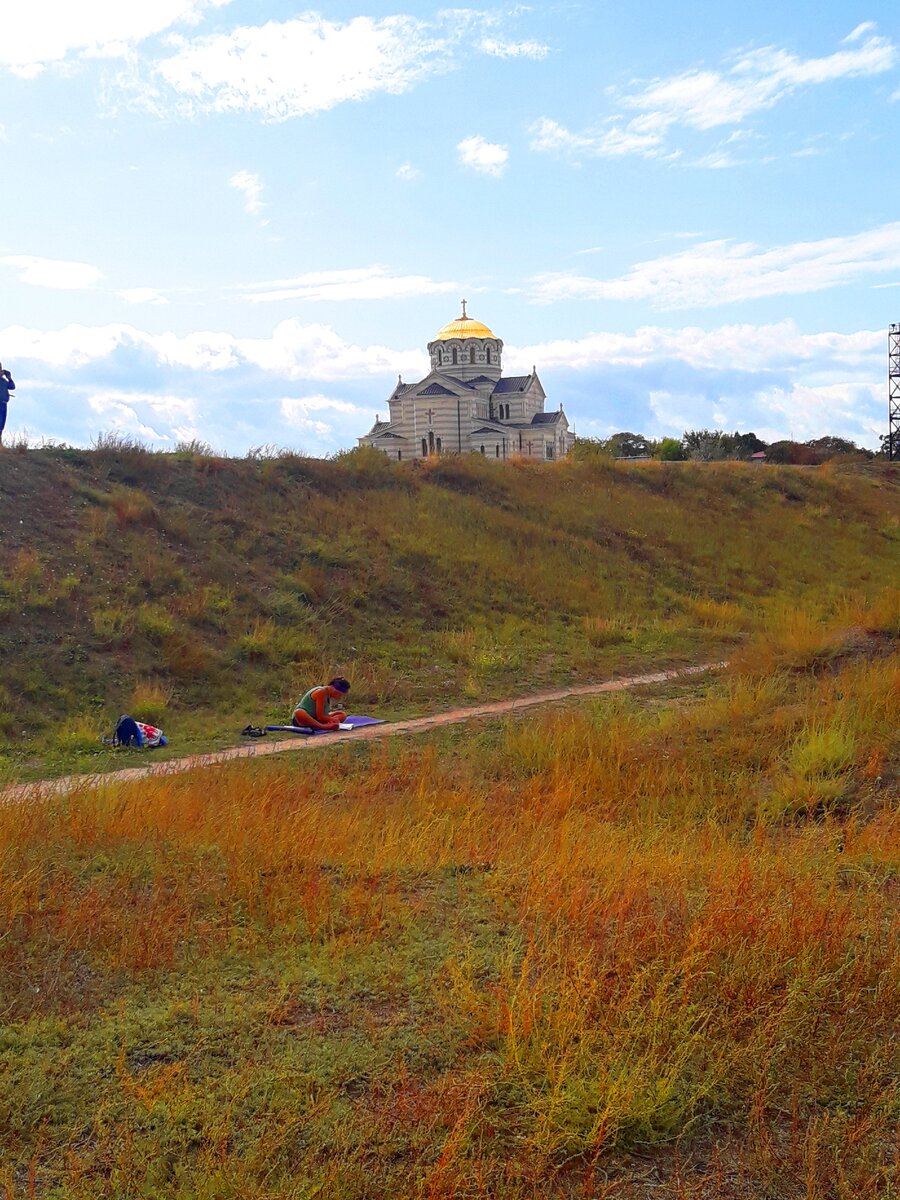 Пляж в одном из уголков Севастополя, красота моря и природы вокруг, здесь всем хватит места для уединения