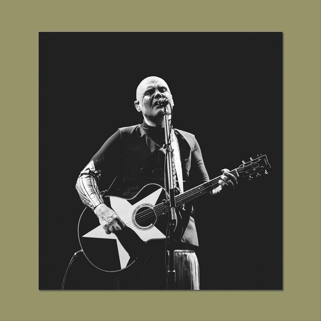 Билли Орган, фронтмен The Smashing Pumpkins, с гитарой. Фото с Instagram.