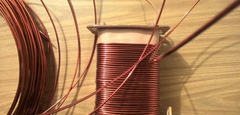 Проволока покрытая медным напылением, а под ней обычная трансформаторная сталь, в я-то наивный думал что это слой изоляции а под ним настоящая медь.