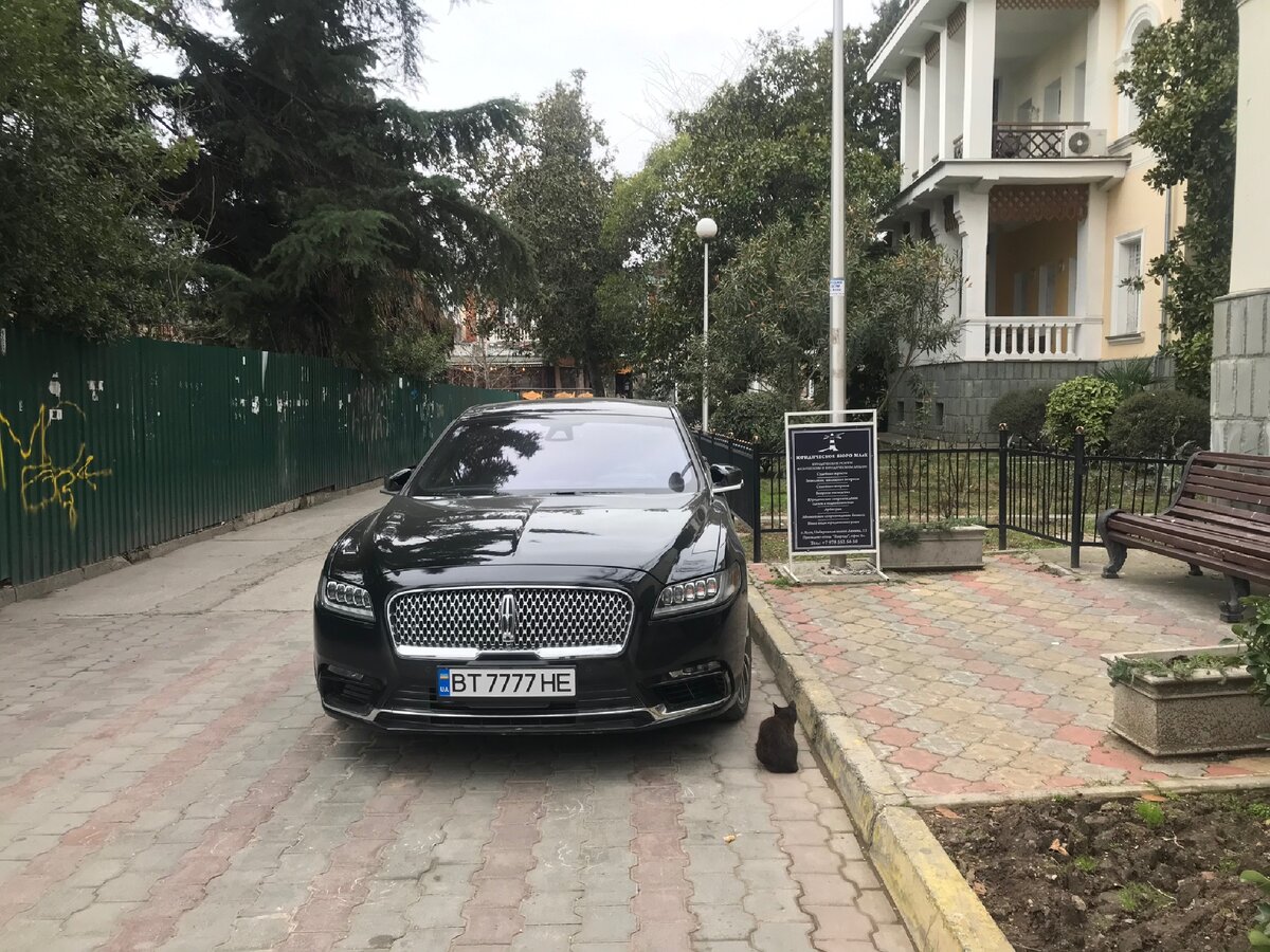 Самые крутые машины в Ялте - на украинских номерах. Спросил почему