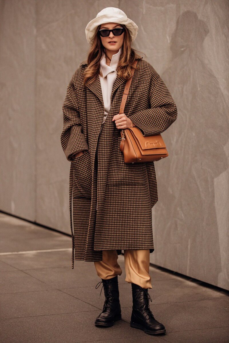 Традиционно пестрая американская столица моды в этом году предпочла сдержанность бежевых оттенков и благородство классических натуральных тканей, последовав примеру Скандинавии. 